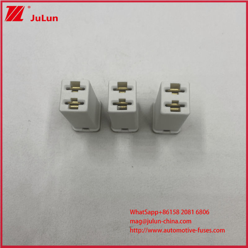 Araç 32VDC devre kesiciler Mini araba sigortaları 25A 32V Terminalleri Kadın kare fişe bağlama sigorta bağlantısı Araç aracı için 0495025.ZXA